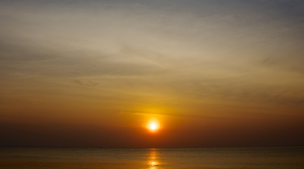 Phu Quoc-stranden som inkluderer solnedgang