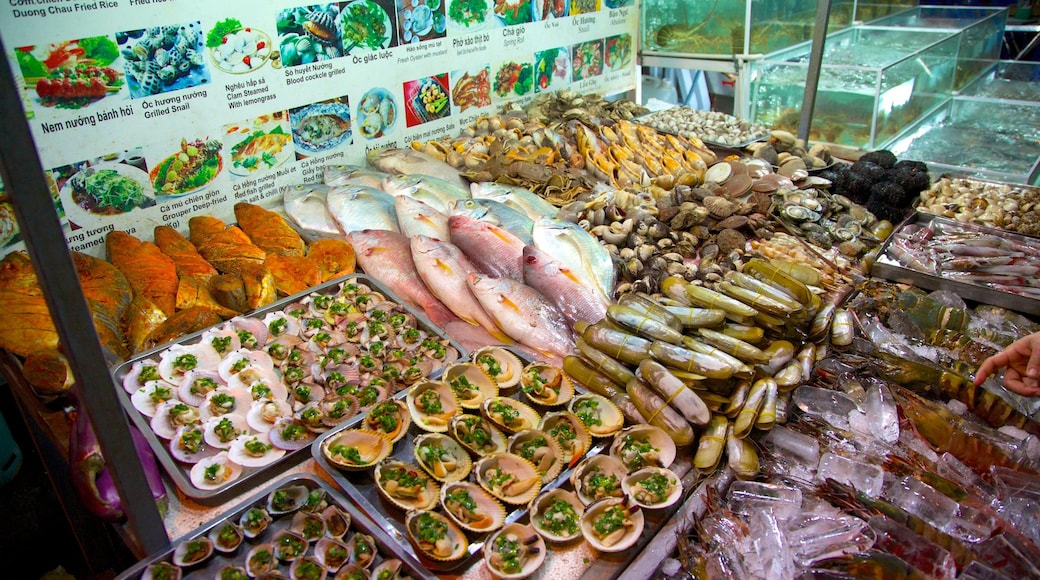 Dinh Cau showing markets and food