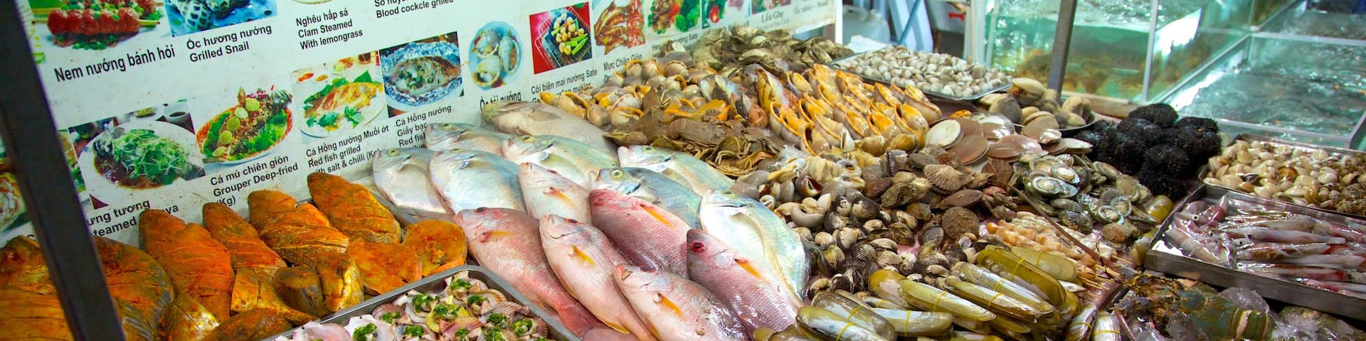 Dinh Cau showing food and markets