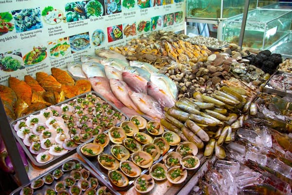 Dinh Cau showing markets and food
