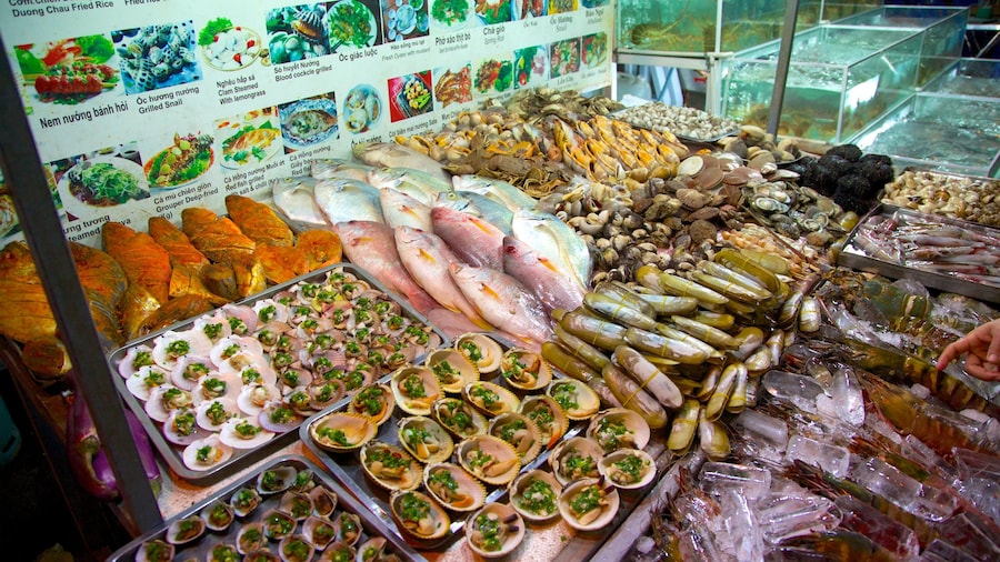Dinh Cau which includes food and markets