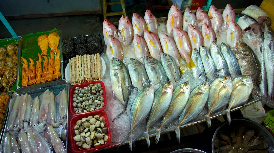 Dinh Cau showing markets and food