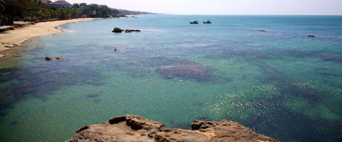 Temple Dinh Cau montrant scĂšnes tropicales, panoramas et plage de sable