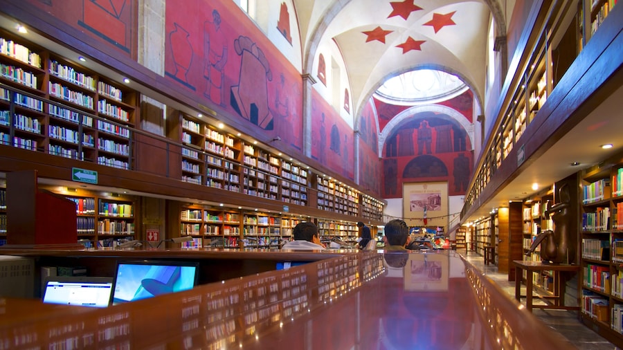 Biblioteca Octavio Paz som viser en administrativ bygning og interiør