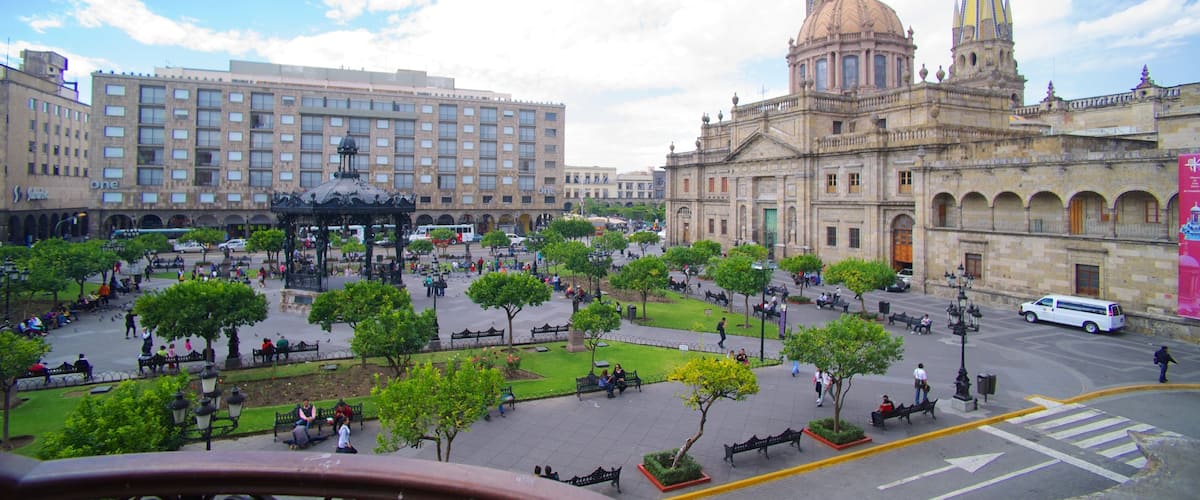 Palacio de Gobierno ofreciendo una ciudad, patrimonio de arquitectura y un parque o plaza