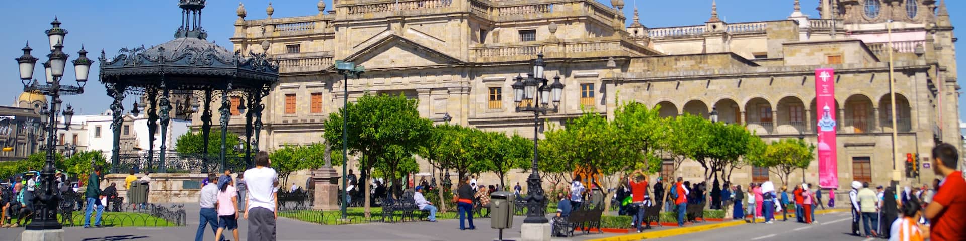 Plaza de Armas ofreciendo una ciudad, patrimonio de arquitectura y una iglesia o catedral