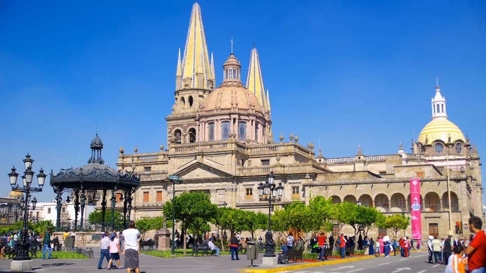 Plaza de Armas which includes a city, a square or plaza and a church or cathedral