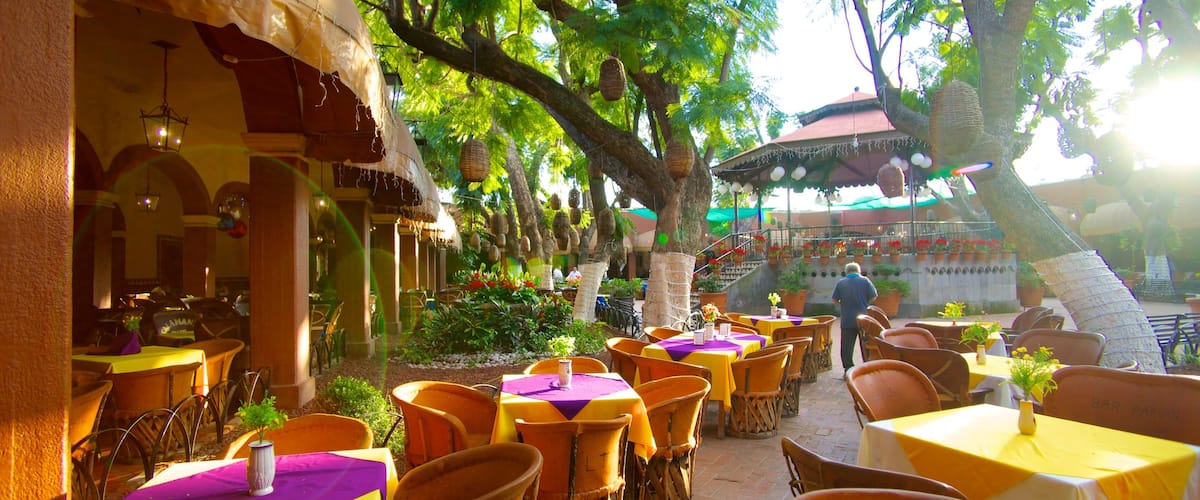El Parian showing dining out and café scenes