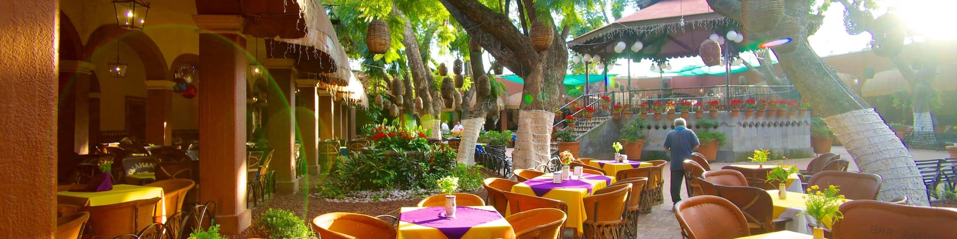 El Parian featuring cafe lifestyle and dining out