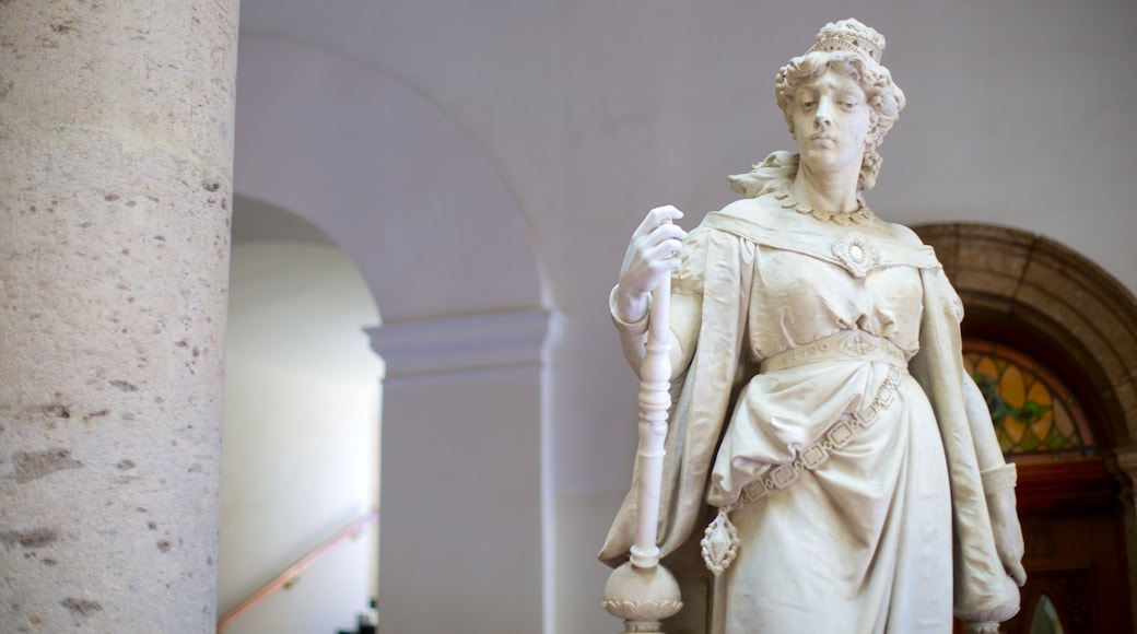 Teatro Degollado mettant en vedette scènes de théâtre, statue ou sculpture et vues intérieures