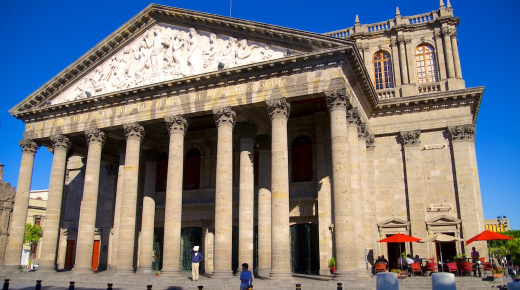 Teatro Degollado montrant ville, scènes de théâtre et patrimoine architectural