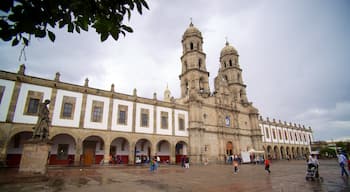 Basilica de Zapopan che include piazza, architettura d\'epoca e chiesa o cattedrale