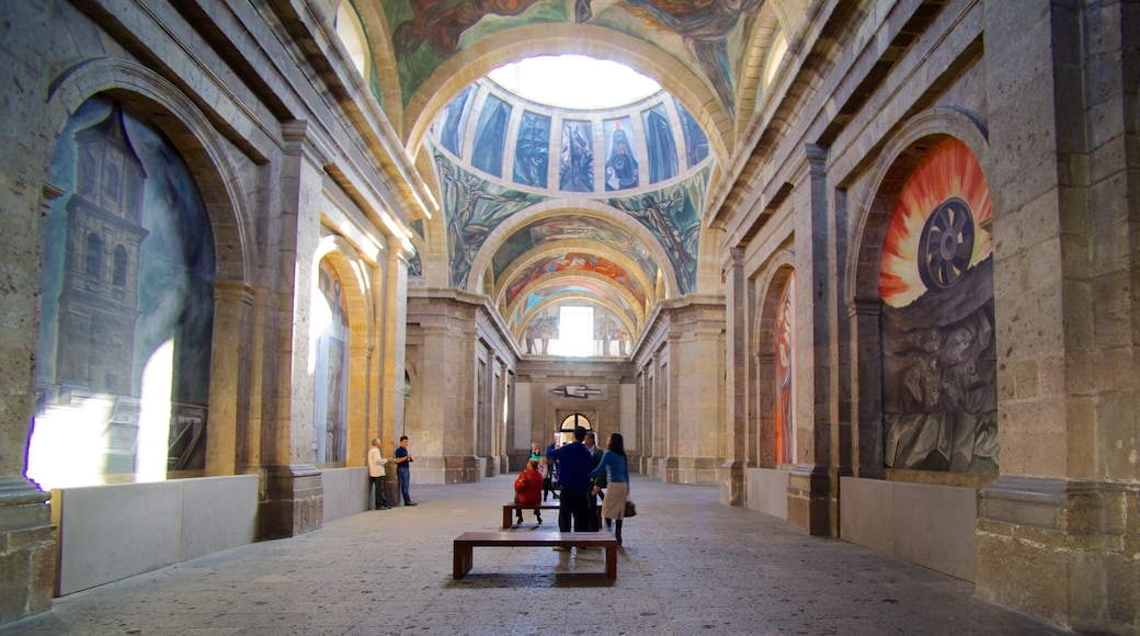 Hospicio Cabañas ofreciendo arte, vistas de interior y un castillo