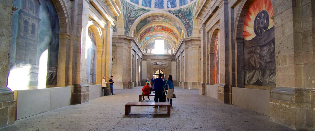 Hospicio Cabañas mostrando arte, vistas interiores y castillo o palacio