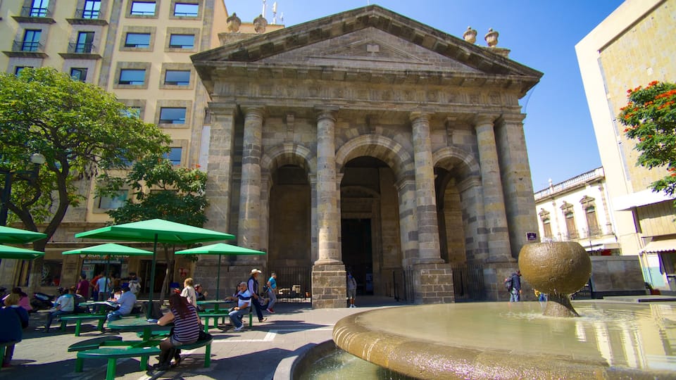 Biblioteca Octavio Paz showing a fountain, heritage architecture and street scenes