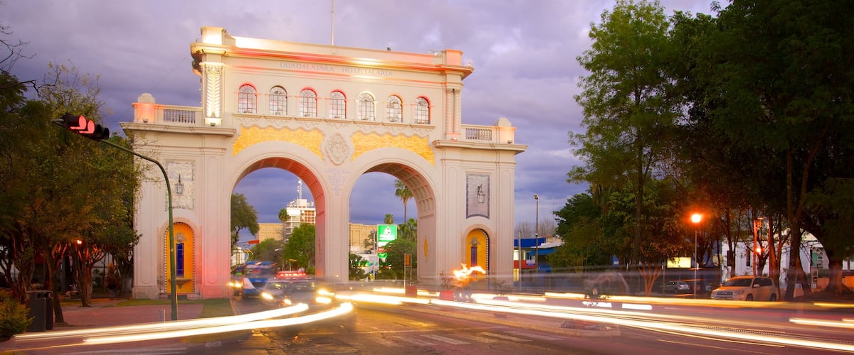 Los Arcos de Guadalajara showing street scenes, a monument and heritage architecture