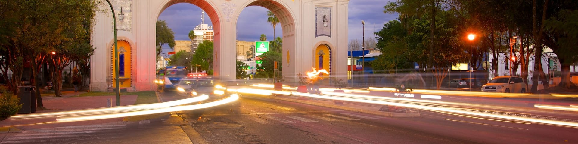 Los Arcos de Guadalajara which includes heritage architecture, street scenes and a monument