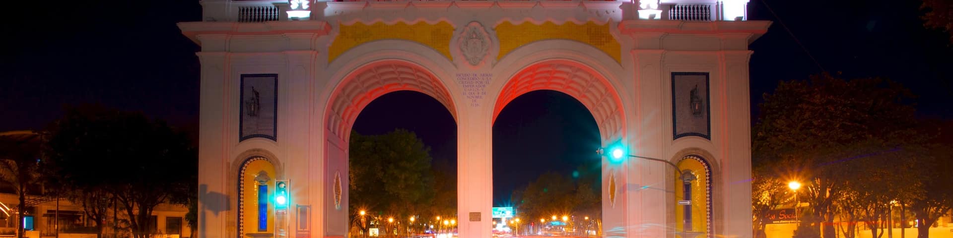 Los Arcos de Guadalajara que incluye escenas nocturnas, escenas urbanas y una ciudad