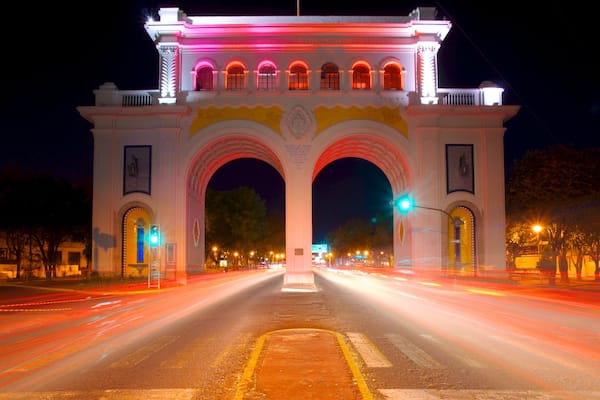 Los Arcos de Guadalajara das einen Monument, Stadt und Straßenszenen