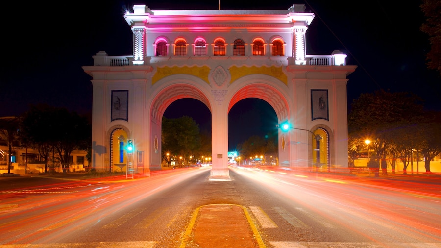 Los Arcos de Guadalajara featuring a monument, street scenes and a city