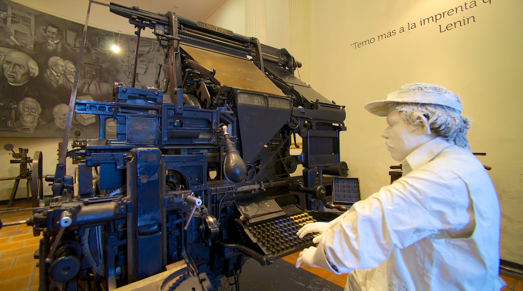 Museo del Periodismo y las Artes Gráficas que incluye vistas interiores y una estatua o escultura