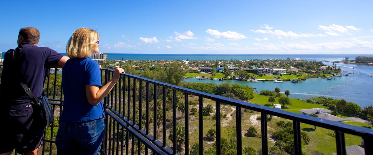 Jupiter Inlet Lighthouse showing a coastal town, views and general coastal views