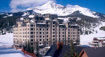 Big Sky mostrando montanhas, neve e um hotel de luxo ou resort