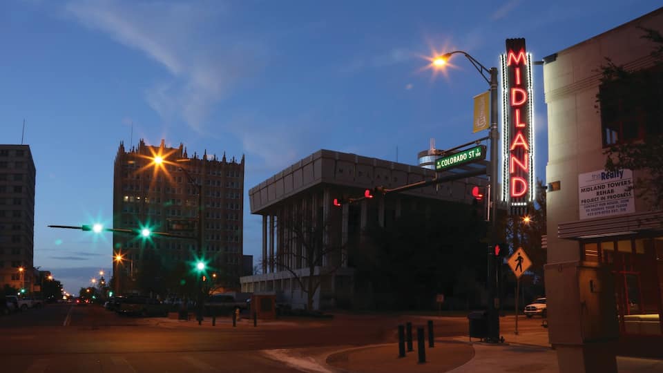 Midland ofreciendo una ciudad, escenas urbanas y escenas nocturnas