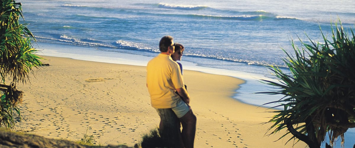 Coolum Beach montrant plage et coucher de soleil aussi bien que couple