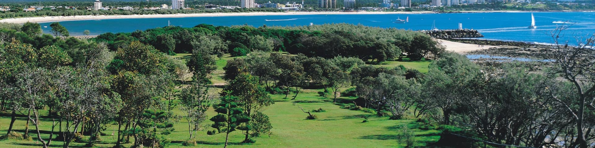 Alexandra Headland showing general coastal views, a coastal town and landscape views