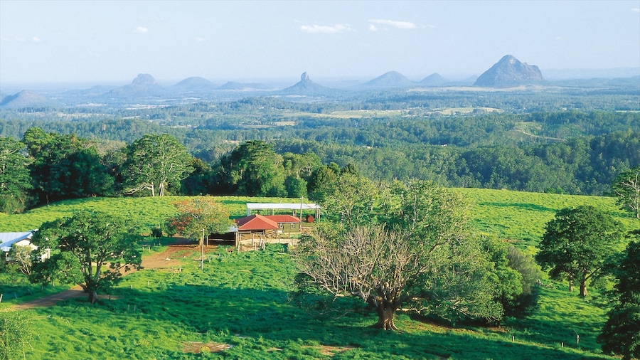 Maleny og byder på landbrugsområde, fredfyldte omgivelser og et hus