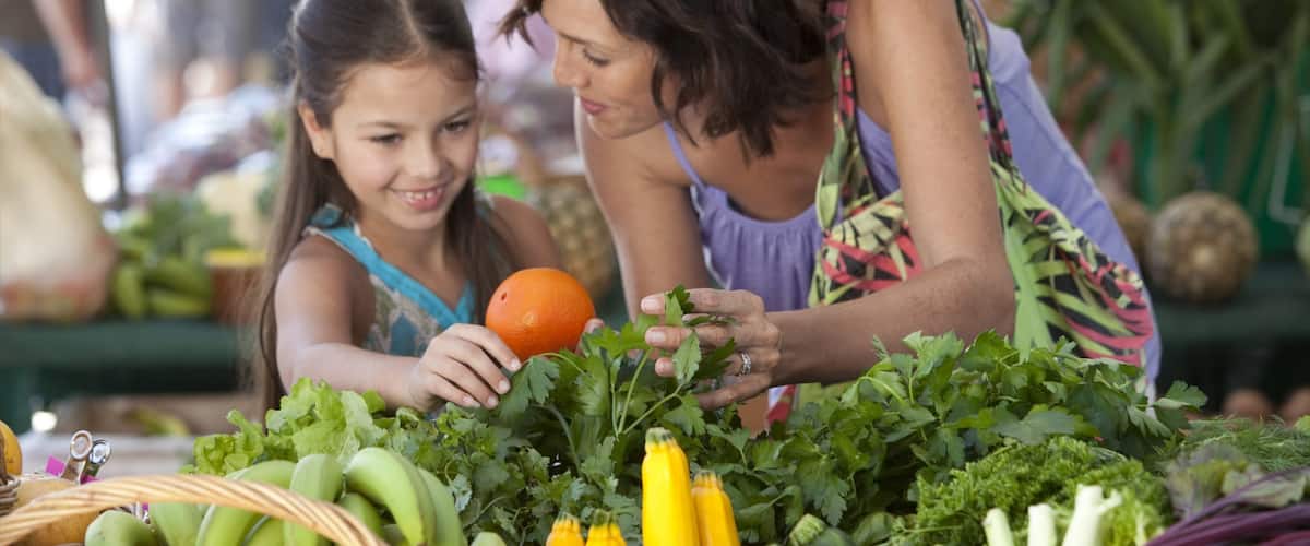 Eumundi showing markets and food as well as a family
