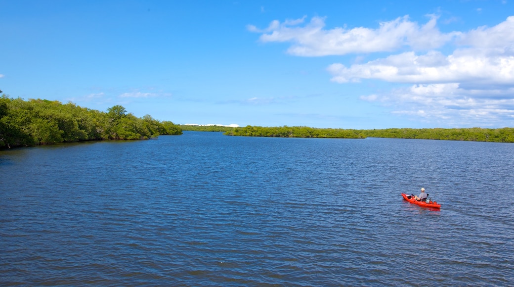 John D. MacArthur Beach delstatspark fasiliteter samt landskap, kyst og kajakkpadling eller kanopadling