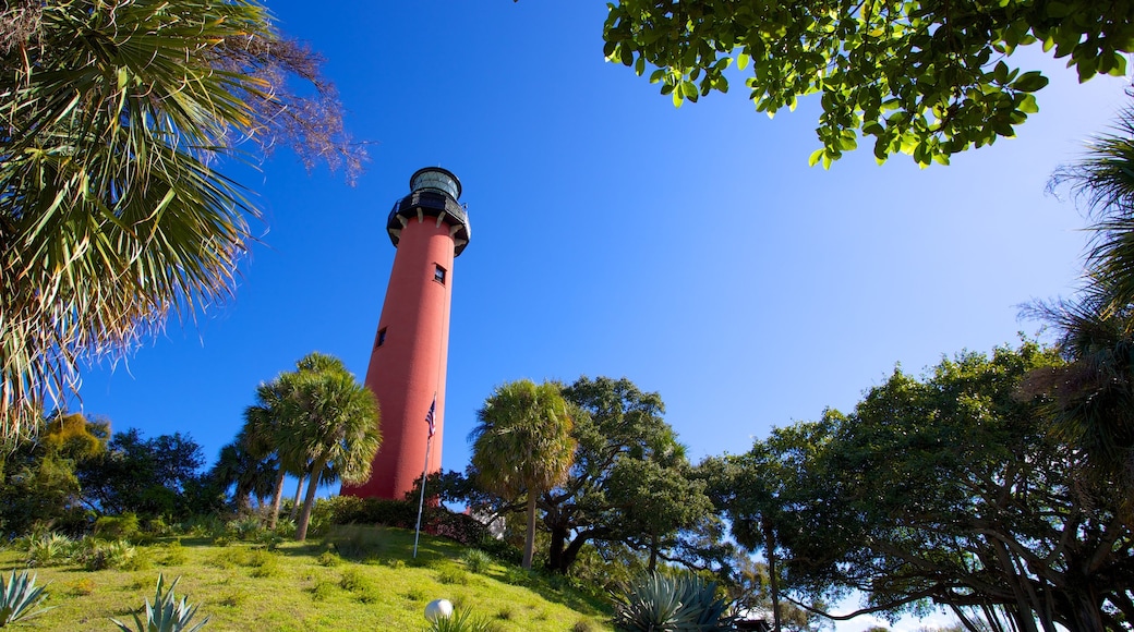 Jupiter Inlet Lighthouse mostrando un jardín y un faro