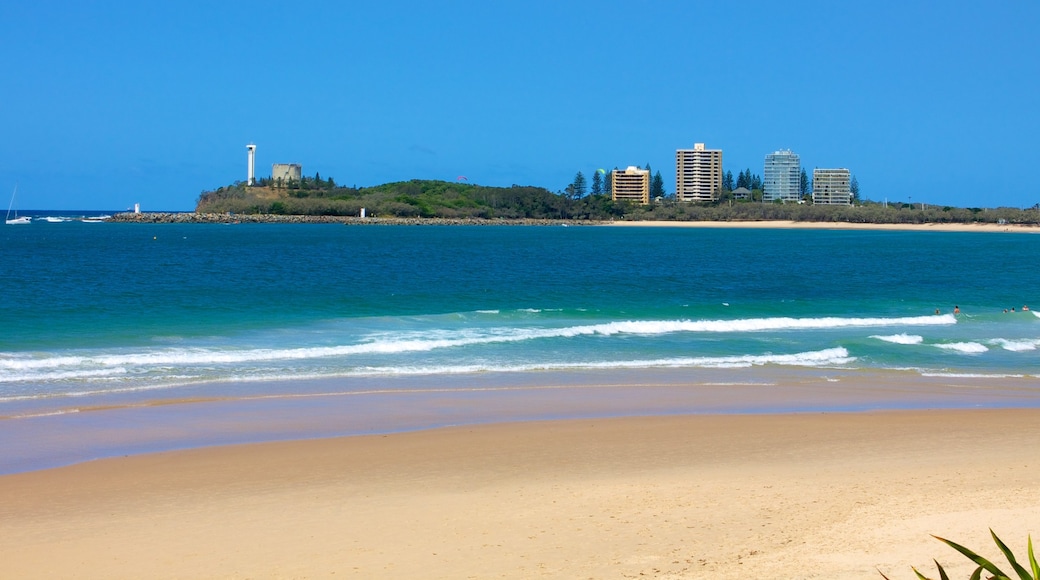 Mooloolaba que inclui uma praia de areia e uma cidade litorĂąnea