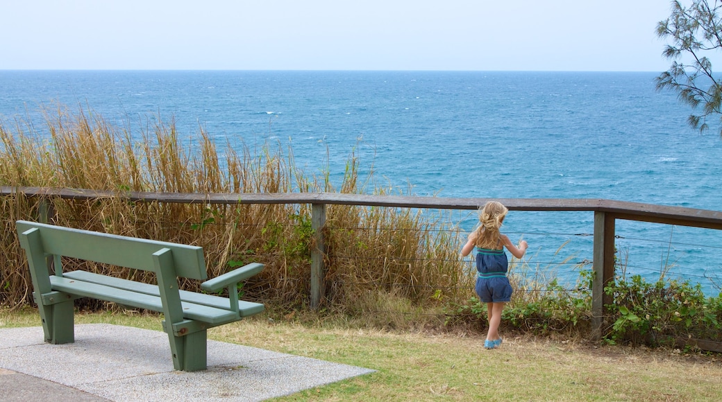 Mooloolaba que incluye vistas y vistas generales de la costa y también un niño