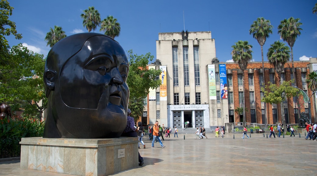 Botero-plassen skulpturpark som viser torg eller plass, historisk arkitektur og monument