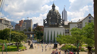 Parque de las Esculturas en la Plaza de Botero que incluye arquitectura patrimonial, una iglesia o catedral y una plaza