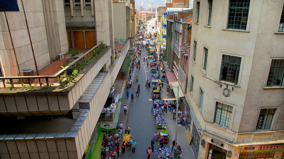 Medellín que incluye mercados, escenas cotidianas y una ciudad