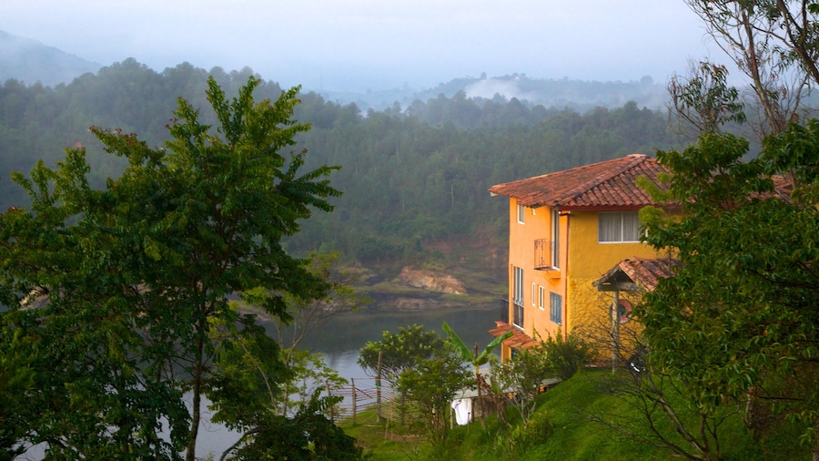 El Peñón de Guatapé caratteristiche di lago o sorgente d\'acqua, paesaggi rilassanti e casa