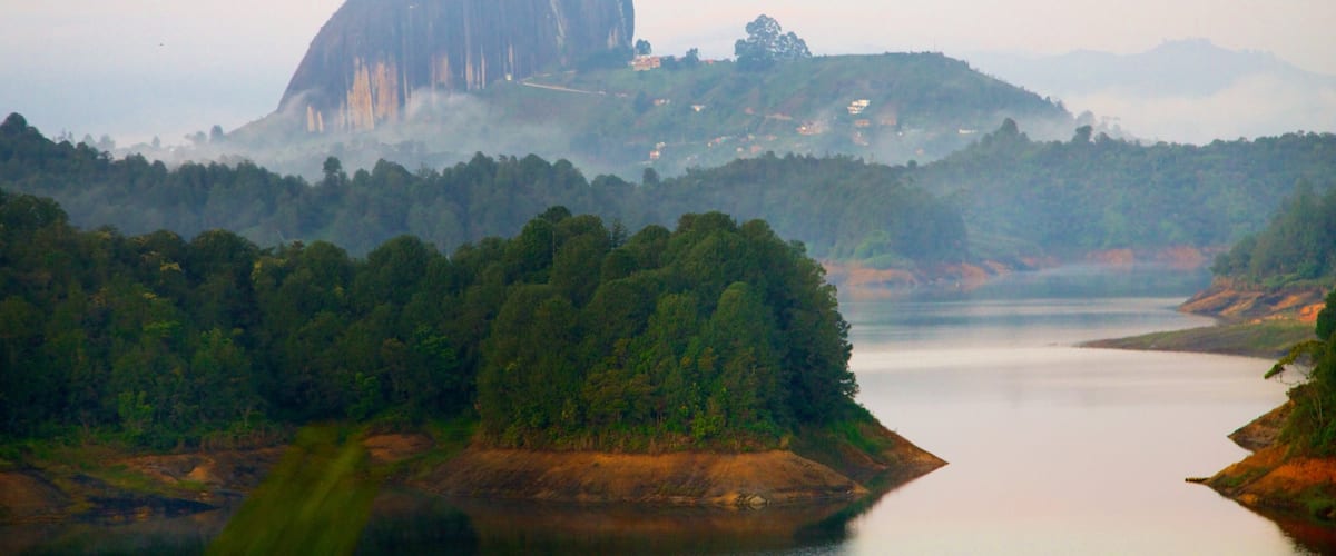 Peñón de Guatapé toont bergen, landschappen en een rivier of beek