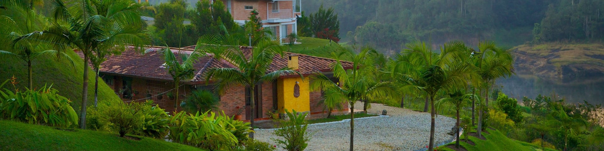 グアタペ ロック 表示 霞あるいは霧, 家屋 と 静かな風景
