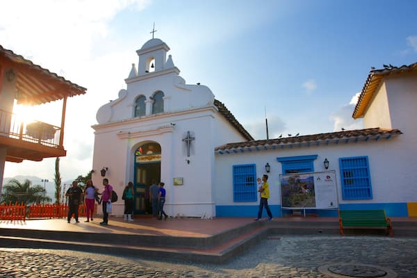 Pueblito Paisa montrant église ou cathédrale et éléments religieux