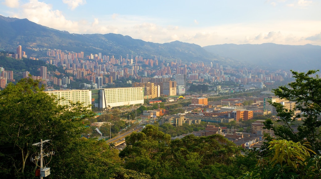 Pueblito Paisa showing a city, landscape views and mountains