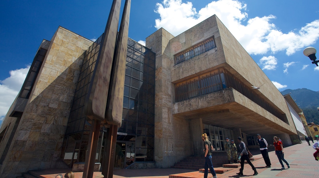 Biblioteca Luis Ángel Arango caracterizando arquitetura moderna e um edifício administrativo assim como um pequeno grupo de pessoas