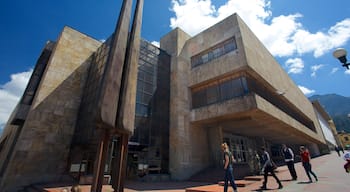 Luis Angel Arango-biblioteket som visar en administrativ byggnad och modern arkitektur såväl som en liten grupp av människor