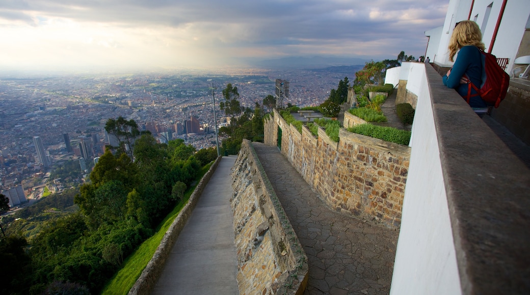 Monserrate som visar utsikter och en stad såväl som en kvinna