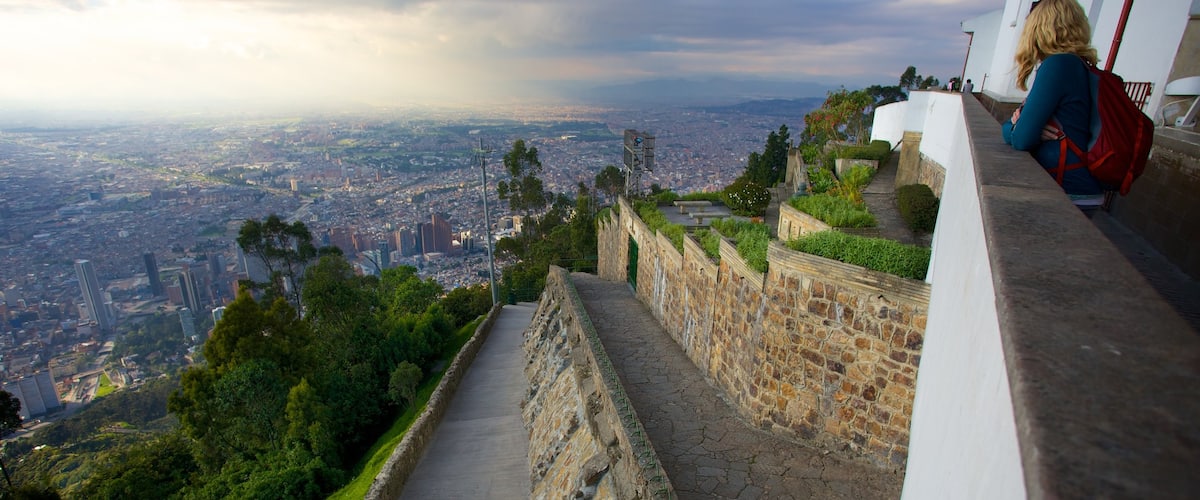 Monserrate mostrando uma cidade e paisagens assim como uma mulher sozinha