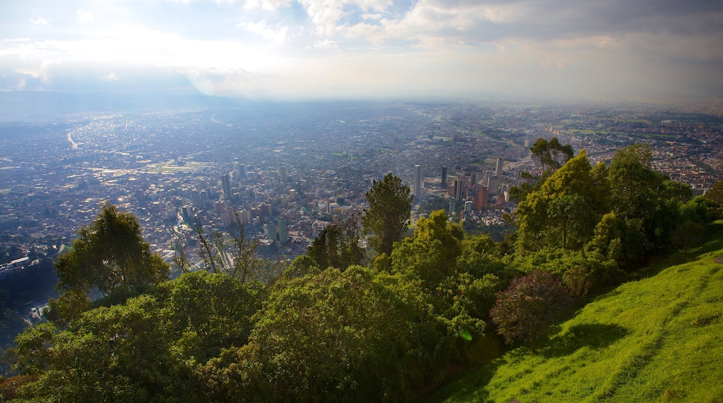 Monserrate som visar landskap och en stad