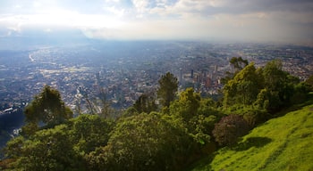 Monserrate som visar landskap och en stad